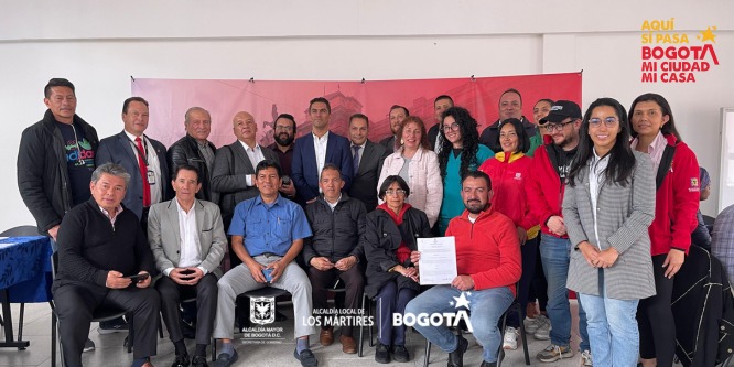 En la foto intgrantes de medios comunitarios, el alcalde local y contratistas de la alcaldía local de los mártires