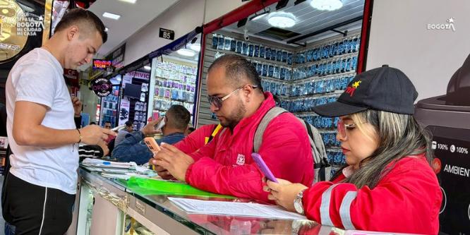 Foto_control_a_comercio_de_celulares_los_martires