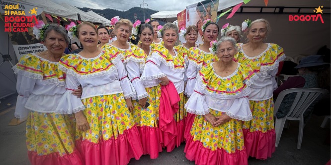 Foto grupo de danza de mujeres mayores, localidad de Los Mártires 