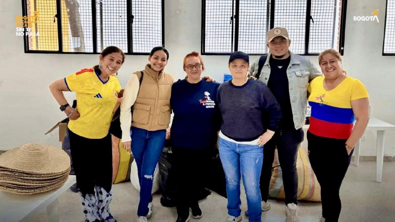 Entrega de dotaciones comunitarias en Los Mártires