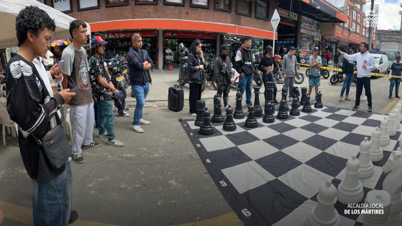 Foto: en la foto aparecen habitantes de la localidad de la favorita en una jornada de ajedrez al parque