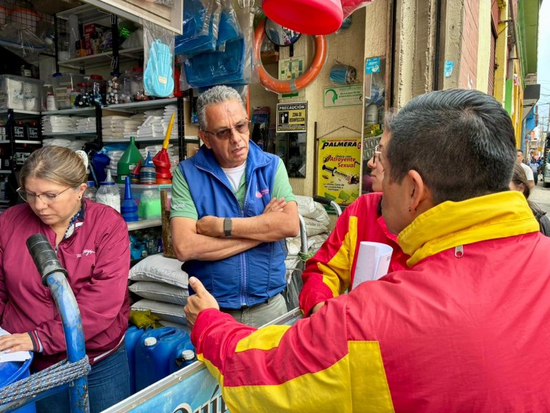 Comerciantes en Los Mártires reciben orientación para evitar sanciones legales