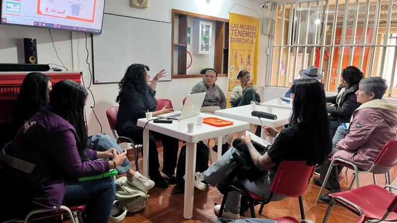 Mujeres líderes de Los Mártires reciben capacitación