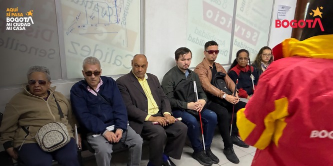 Foto Personas en condición de discapacidad recibiendo ayudas técnicas por parte del Alcalde de la Localidad de los Mártires