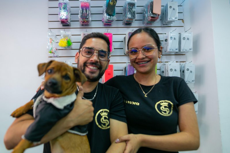 Foto pareja de esposos con emprendimiento de venta de accesorios de celulares