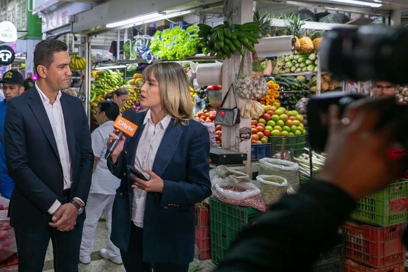 Foto Alcalde Local de los Martires hablando sobre iniciativa para medios