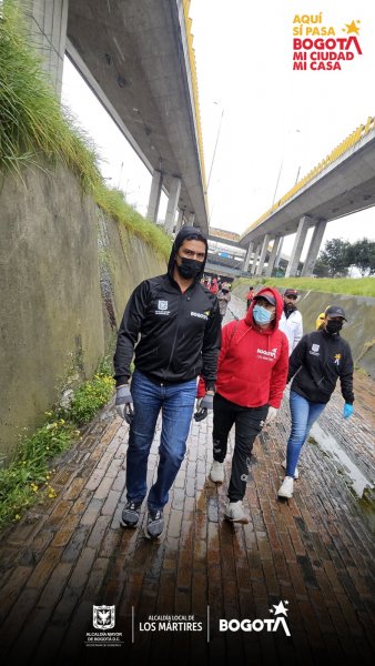 Fotografía de operativo en Canal Comuneros, en la imagén el alcalde de la localidad con los gestores de convivencia