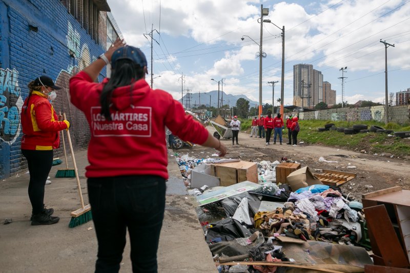Foto contratistas de la Alcaldía Local recogiendo escombros durante la jornada de recuperación de la carrilera