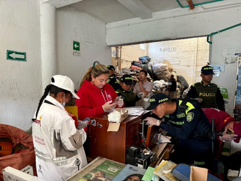 Foto de operativo realizado en el sector de Plaza España, en la foto aparecen funcionarios de entodades participantes