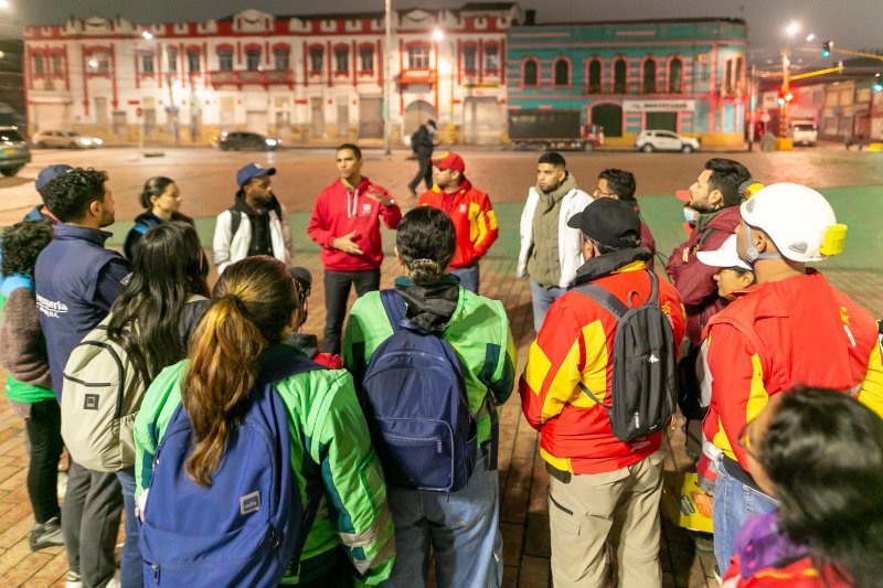 Foto: Aparece al calde de la localidad de Los Mártires danto instrucciones sobre el desarrollo del operativo en Plaza España