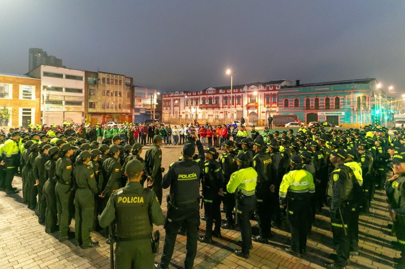 Foto con personal que integra distintas instituciones y que participaron en operativo en el sector Plaza España