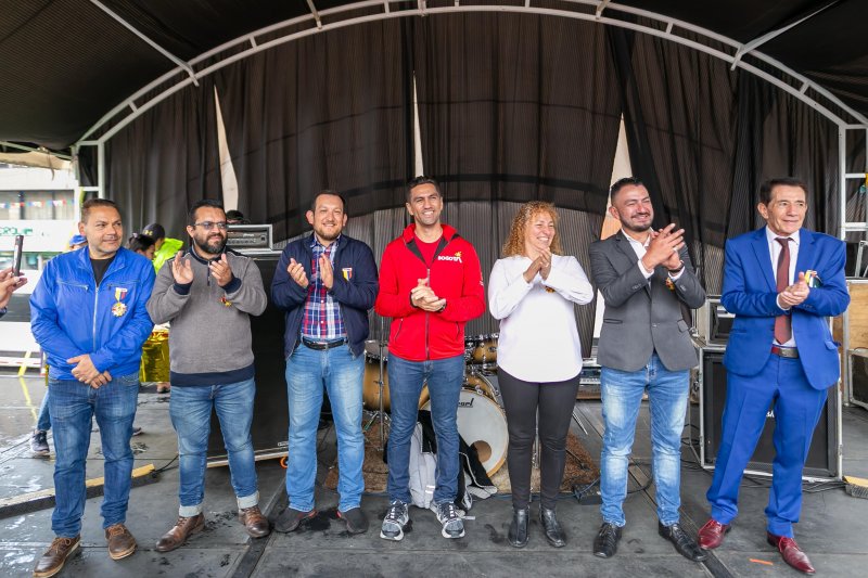 Foto de los Adiles de la Localidad de Los Mártires en compañía del Alcalde Local