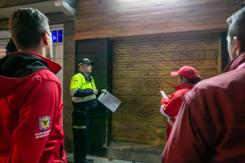Foto de operativo IVC bares en la imagne aparecen gestores y alcalde local