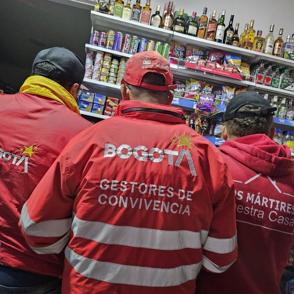 Foto de Operativo IVC en Bares. En la foto aparecen gestores de la alcaldia local