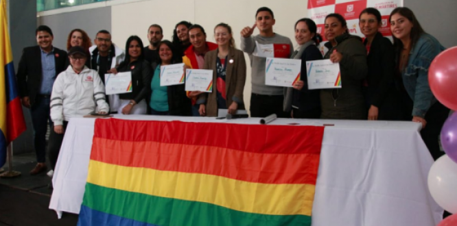 Izada de bandera de la comunidad LGBTI+ en la localidad de Los Mártires Izada de bandera de la comunidad LGBTI+ en la localidad de Los Mártires