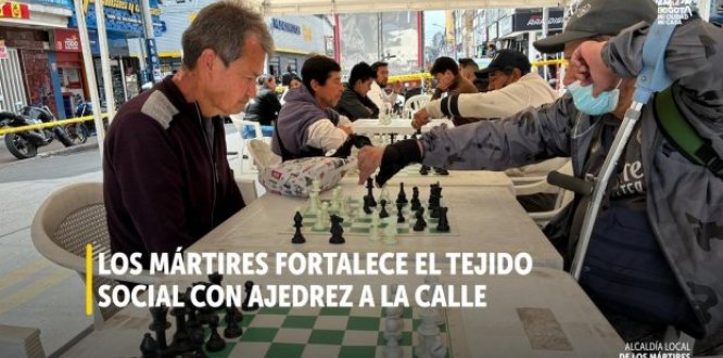 Foto: En la foto aparecen habitantes del barrio la favorita en una jornada de ajedrez al parque