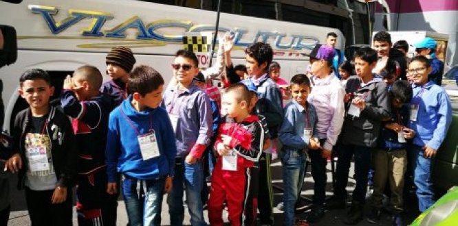 Niños en recorrido por Los Mártires 