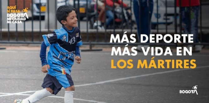 Foto de niños jugando futbol en un campo deprtivo de la localidad de los Mártires