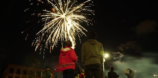  Con show de fuegos artificiales y balance positivo se cerró jornada de #SomosBarrio en la localidad de Los Mártires. 