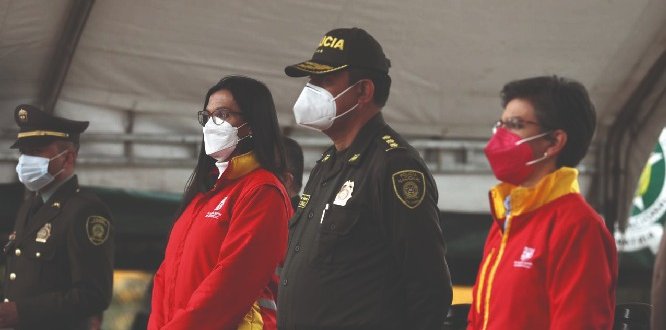 214 policías nuevos le fueron entregados a la ciudad en la Plaza España 