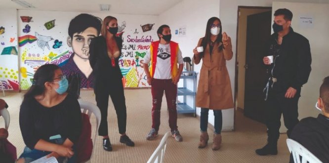 Alianza entre la Alcaldía Local de Los Mártires y diseñador John Estrada para crear marca Distrito Rojo con proyección internacional
