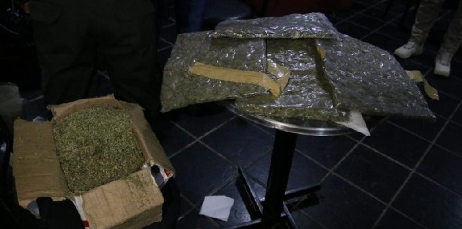 Seis kilos de marihuana y 218 unidades de licor adulterado encontrados en una bodega de reciclaje en el Santa Fe donde hacían fiestas clandestinas