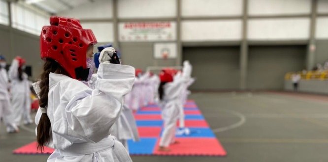 350 niñas y niños de las escuelas de formación deportiva recibieron implementos y uniformes 350 niñas y niños de las escuelas de formación deportiva recibieron implementos y uniformes
