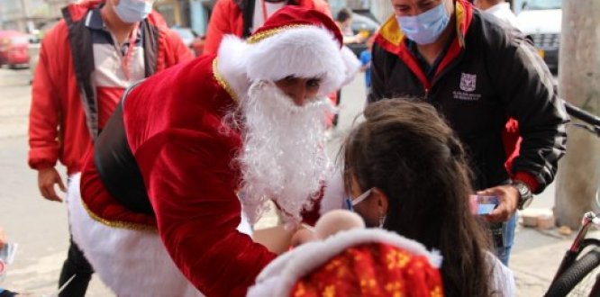 Vestido de papá Noel el alcalde local de los Mártires entregó regalos a cientos de niñas y niños de Los Mártires 