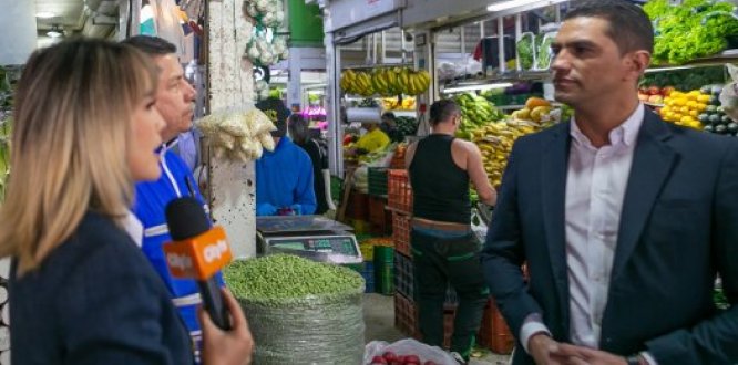 Foto Alcalde Local de los  Mártires en entrevista para medios