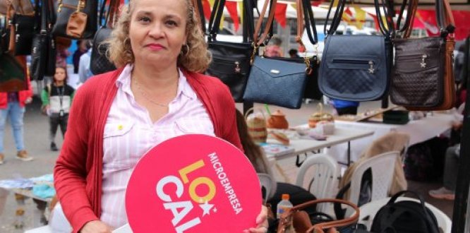 Foto microempresario en su local comercial 