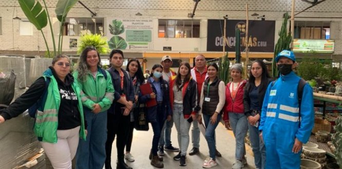 Foto integrantes de la Secretaría Distrital de Ambiente, Unidad Administrativa Especial de Servicios Públicos, la Subred Centro Oriente, Alcaldía Local y Comunidad