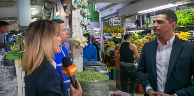 Foto Alcalde Local de los  Mártires en entrevista para medios