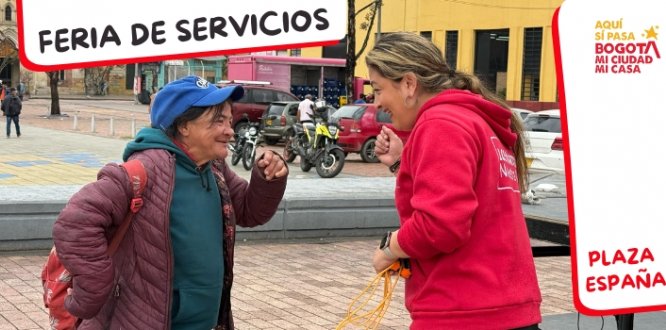 Foto en la que aparece una funcionaria de la Alcaldía Local dando instrucciones a una ciudadana