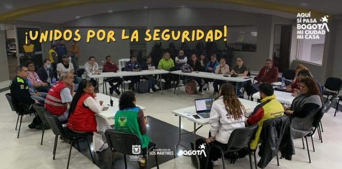 Foto de integrantes de entidades distritales y comerciantes en meza de trabajo