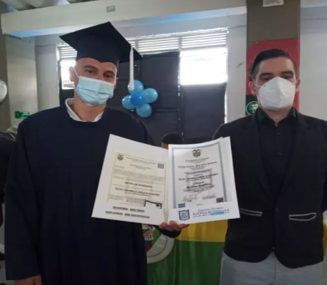 135 exhabitantes de calle de Bogotá se graduaron de bachilleres