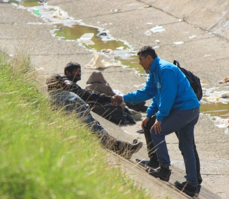 Angeles azules ofreciendo la oferta de servicios a los habitantes de calle