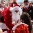Vestido de papá Noel el alcalde local de los Mártires entregó regalos a cientos de niñas y niños de Los Mártires 